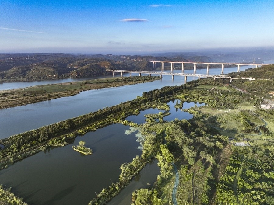 這是2023年8月28日在河南黃河濕地國家級自然保護(hù)區(qū)濟(jì)源段拍攝的景色（無人機(jī)照片）。新華社發(fā) 苗秋鬧 攝