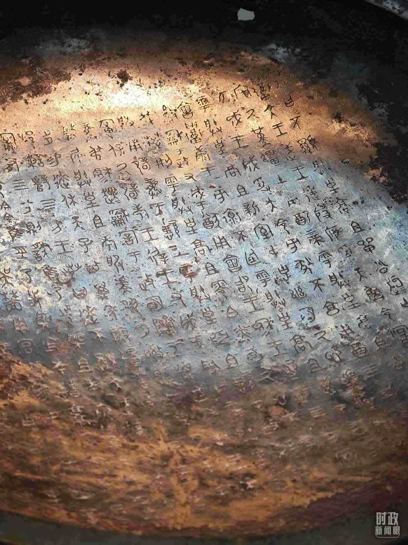 △ 寶雞青銅器博物院內(nèi)展陳——逨盤(pán)。（總臺(tái)央視記者丁欣、彭漢明拍攝）