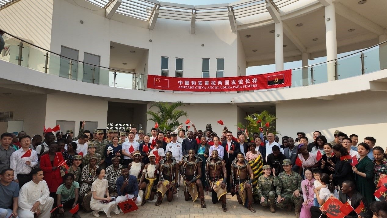 文化聯(lián)誼活動合影。內(nèi)圖大學孔子學院供圖