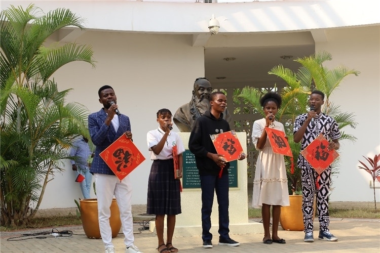 孔院學生演唱歌曲《故鄉(xiāng)的云》。內(nèi)圖大學孔子學院供圖