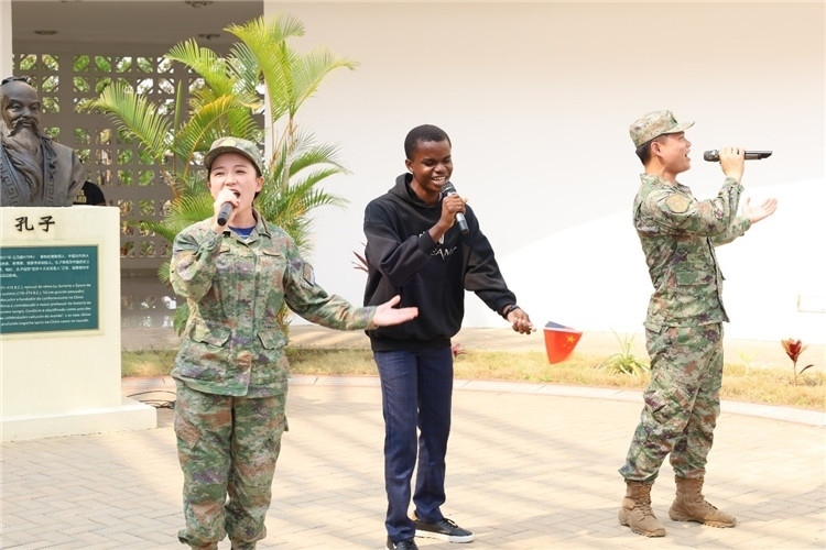 孔院學生與中國海軍官兵合唱《天地龍鱗》。內(nèi)圖大學孔子學院供圖