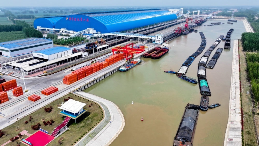 2024年4月24日，船舶行駛在山東濟寧港航梁山港航道上（無人機照片）。近年來，山東省加快構(gòu)建沿黃陸海大通道，有效促進黃河流域各省區(qū)物流降本增效，實現(xiàn)更高水平對外開放。