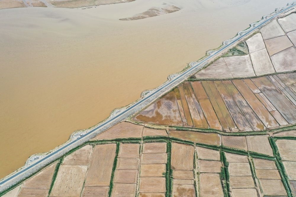 2024年5月26日在內(nèi)蒙古巴彥淖爾市臨河區(qū)拍攝的黃河（無人機照片）。巴彥淖爾市位于黃河“幾字彎”北端，擁有富饒的河套灌區(qū)，引黃灌溉面積達1000多萬畝。近年來，在引黃灌溉工程支撐下，河套灌區(qū)年均糧食總產(chǎn)量達60億斤以上。