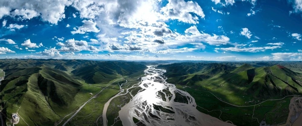 2024年7月31日在青海省果洛藏族自治州達日縣境內(nèi)拍攝的黃河（無人機全景照片）。