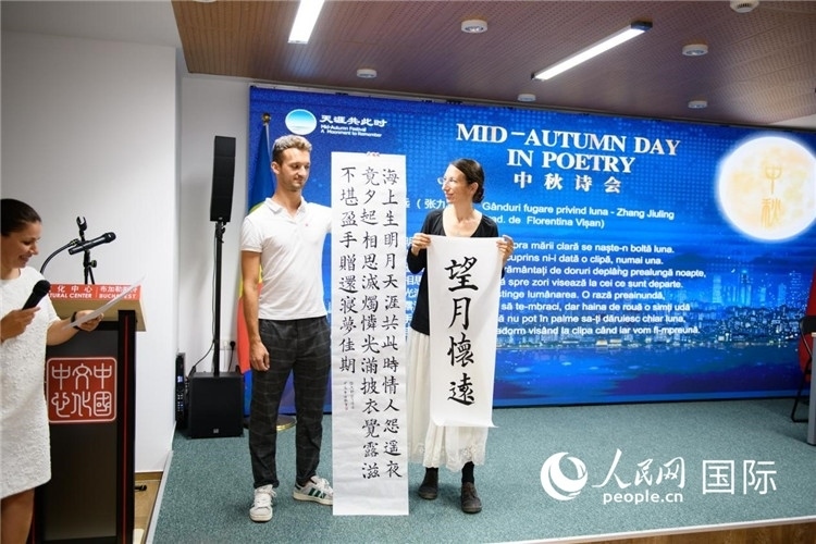 現(xiàn)場(chǎng)的羅馬尼亞書法愛好者書寫并展示作品。傅永山攝