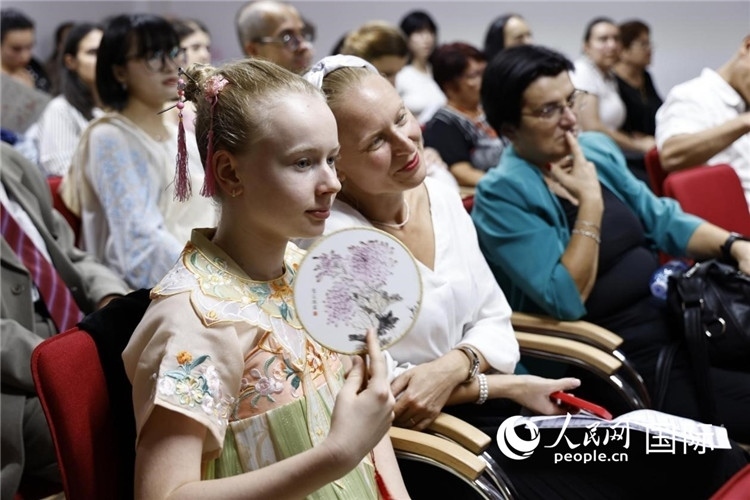 現(xiàn)在嘉賓觀看表演。傅永山攝