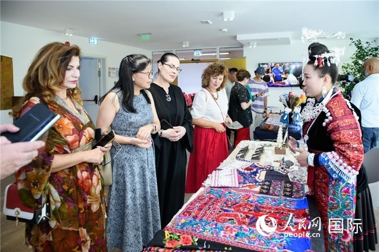 苗族銀器展示。傅永山攝