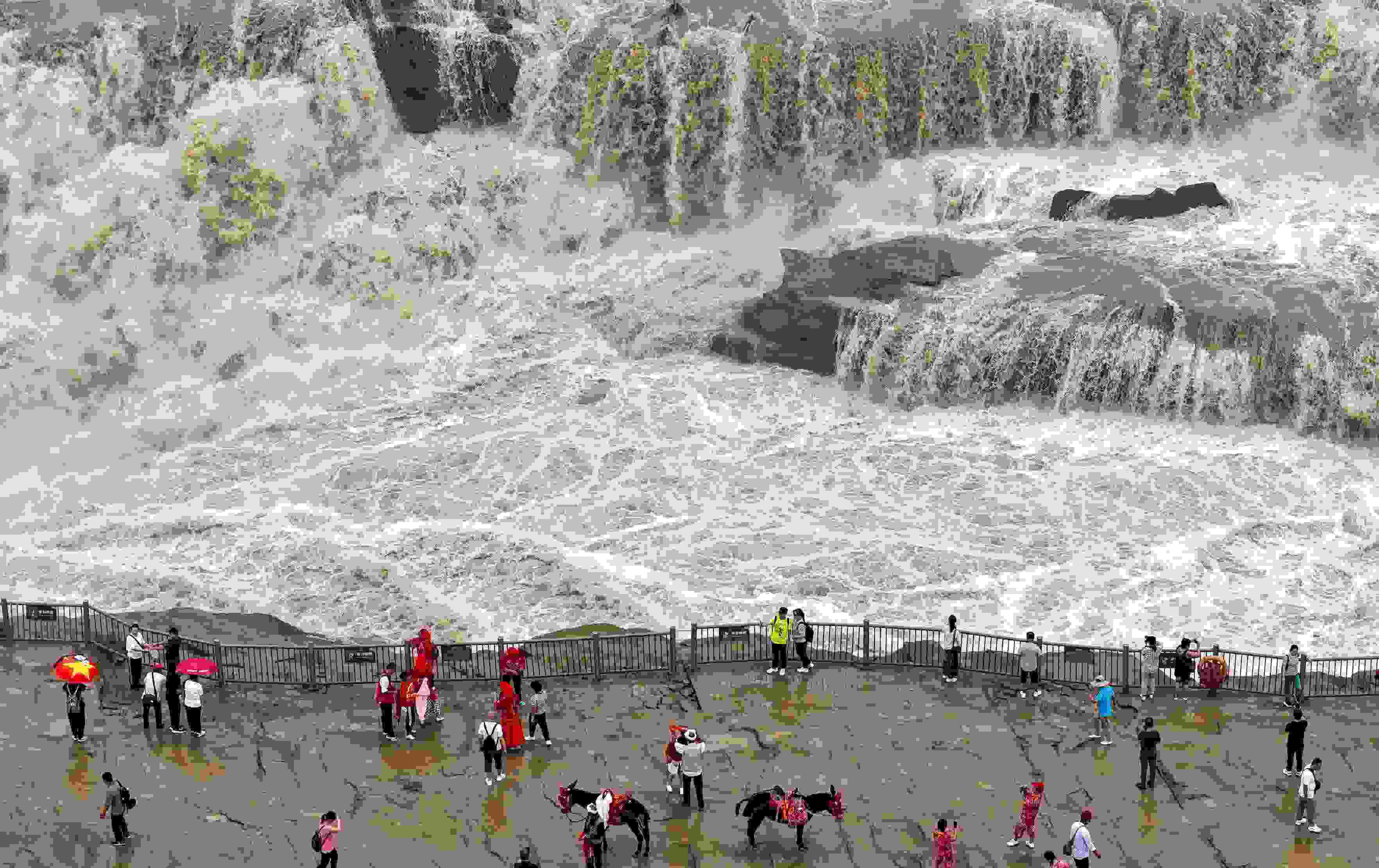 △9月9日，游客在黃河壺口瀑布景區(qū)游覽。