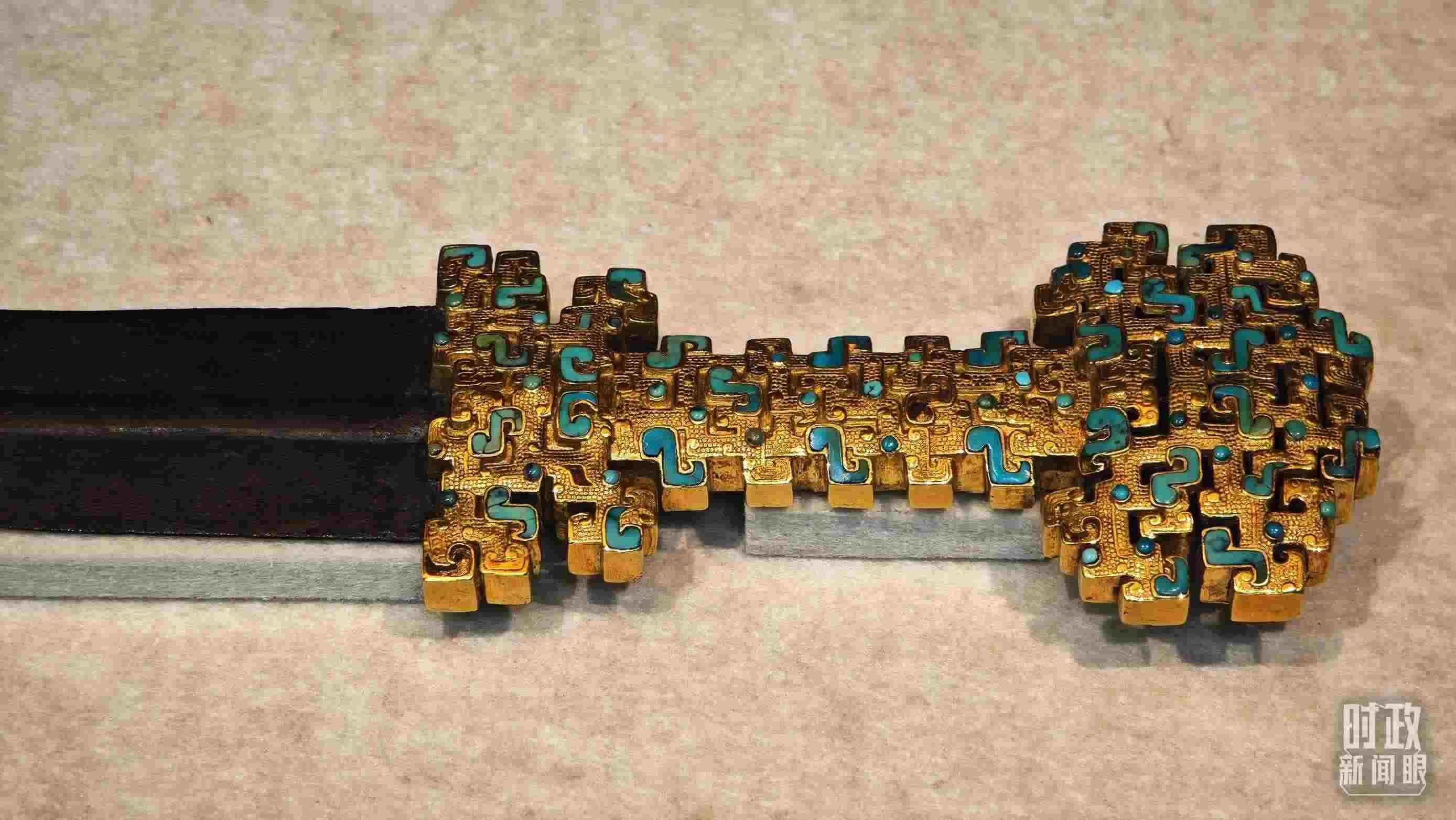 △這是1992年寶雞市益門二號墓出土的金柄鐵劍，劍柄嵌有綠松石。（總臺央視記者彭漢明拍攝）