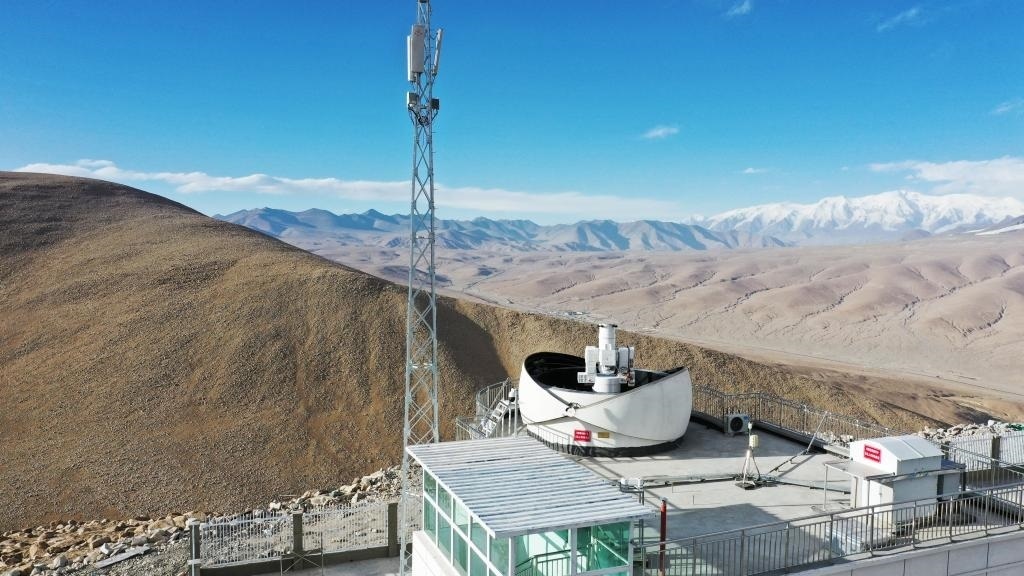 正在運(yùn)行的塔縣星地激光通信地面站。（中國(guó)科學(xué)院空天信息創(chuàng)新研究院供圖）