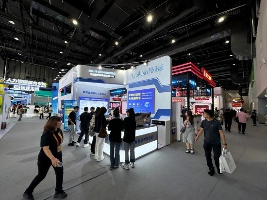 觀眾在展區(qū)了解相關金融服務。人民網(wǎng)記者 黃盛攝