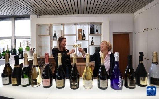 9月13日，在法國蘭斯附近的希尼萊羅斯，人們在佳醍亞總部享用香檳酒。新華社記者 高靜 攝