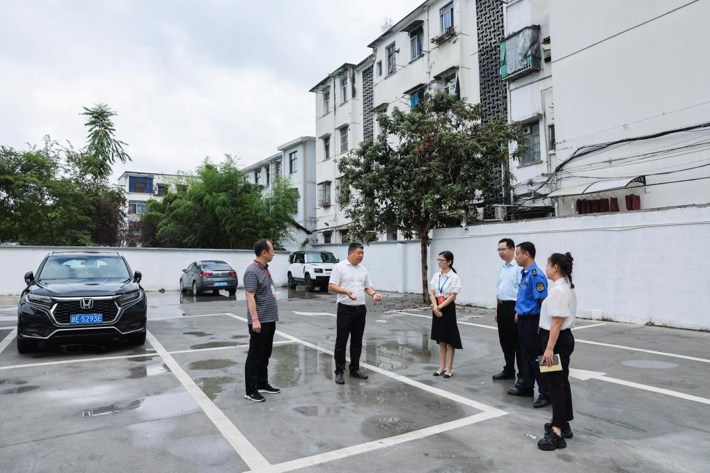 2024年9月11日，在浙江省湖州市，湖州吳興區(qū)人大代表、人大飛英街道工委代表及塔下街社區(qū)代表前往已改建的一處停車場進行實地調研，監(jiān)督該改建項目的完成情況。新華社記者 徐昱 攝