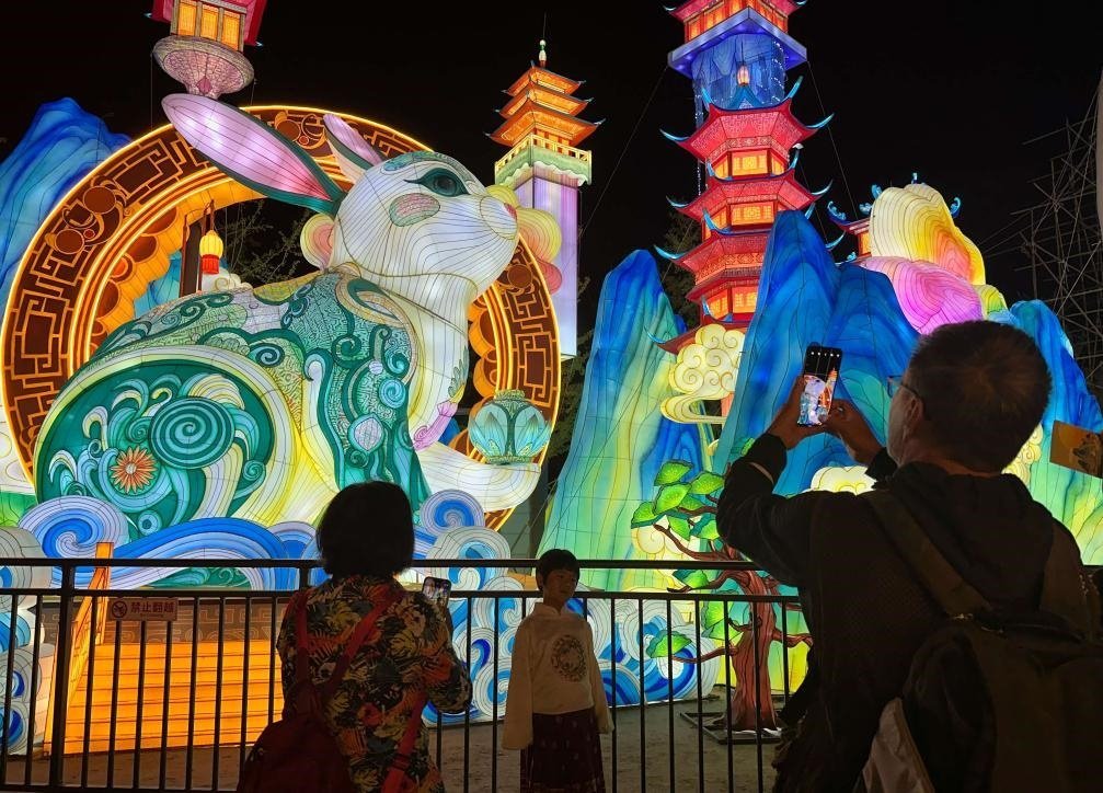 市民游客在2024年北京中秋國慶彩燈游園會欣賞彩燈。新華社記者楊淑君 攝