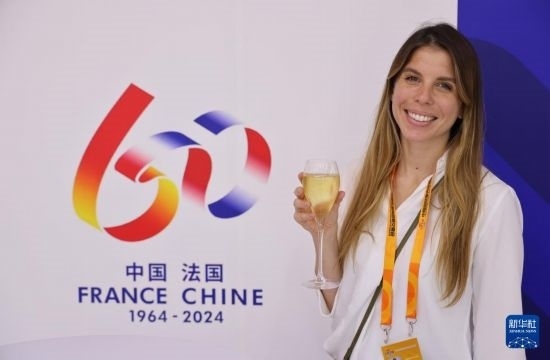 9月12日，工作人員在服貿(mào)會法國國家館展示香檳酒。新華社記者 戚曉毅 攝