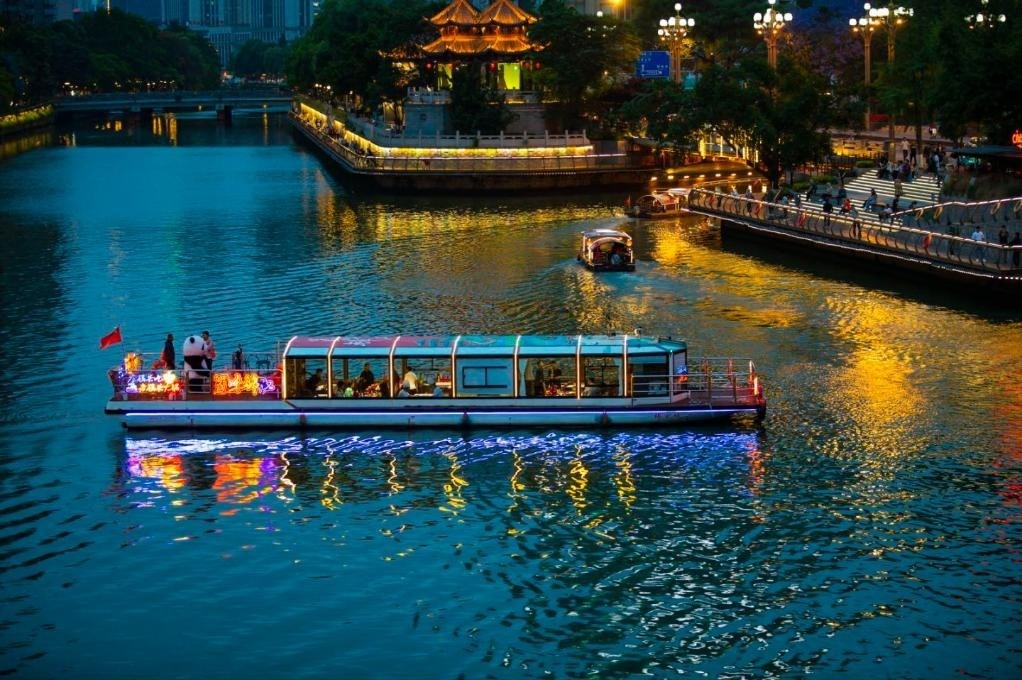 成都“夜游錦江”火鍋船。（唐斌治 攝）