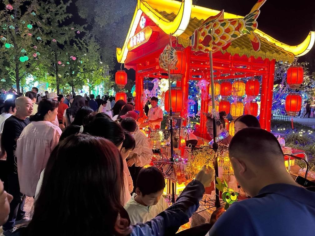 市民游客在2024年北京中秋國慶彩燈游園會上選購特色文創(chuàng)商品。新華社記者楊淑君 攝