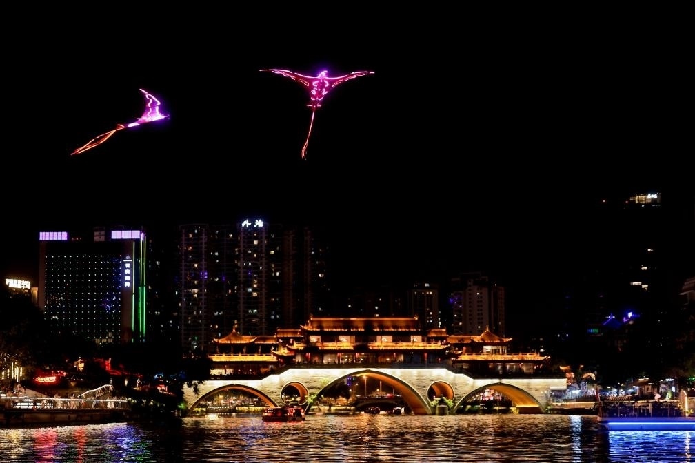 成都“夜游錦江”低空飛行裝置與游船伴飛。（唐斌治 攝）