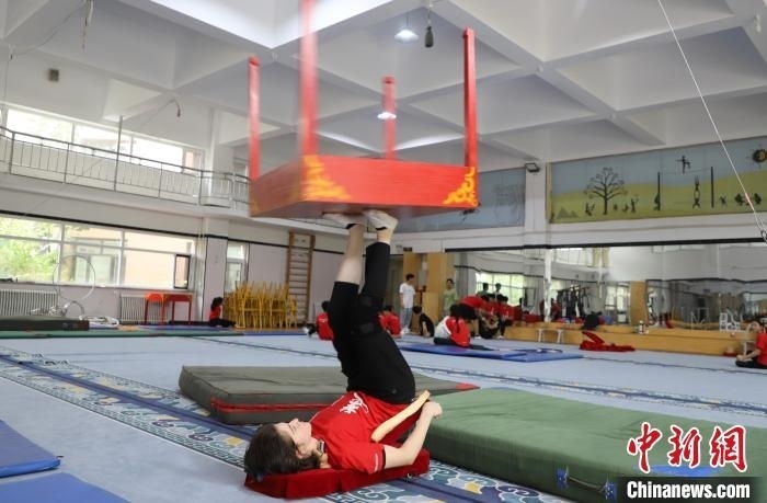 9月13日，美國雜技學(xué)員杰克正在中國“雜技之鄉(xiāng)”吳橋練習(xí)“蹬技”。 馬天龍 攝