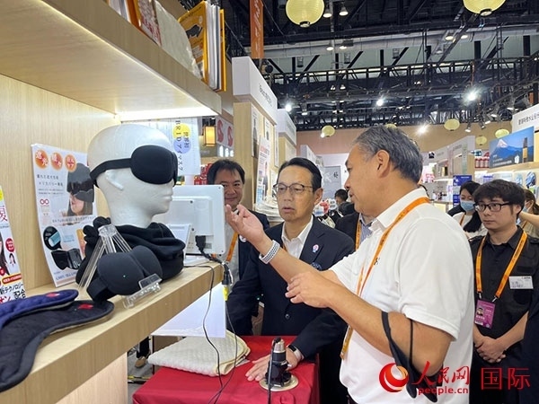 日本駐華大使金杉憲治（左二）參觀2024年服貿(mào)會(huì)日本館。人民網(wǎng)記者 盛楚宜攝