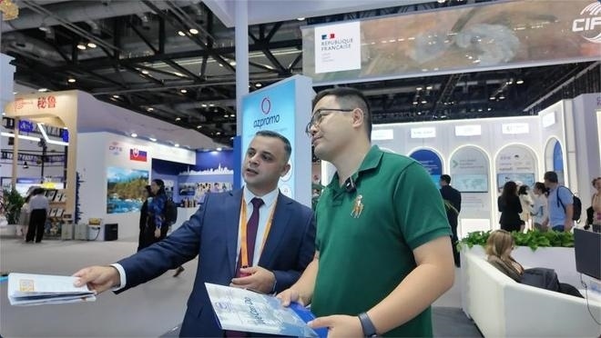 伊和·阿塔里扎德介紹阿塞拜疆產(chǎn)業(yè)園。人民網(wǎng)記者 楊倩攝