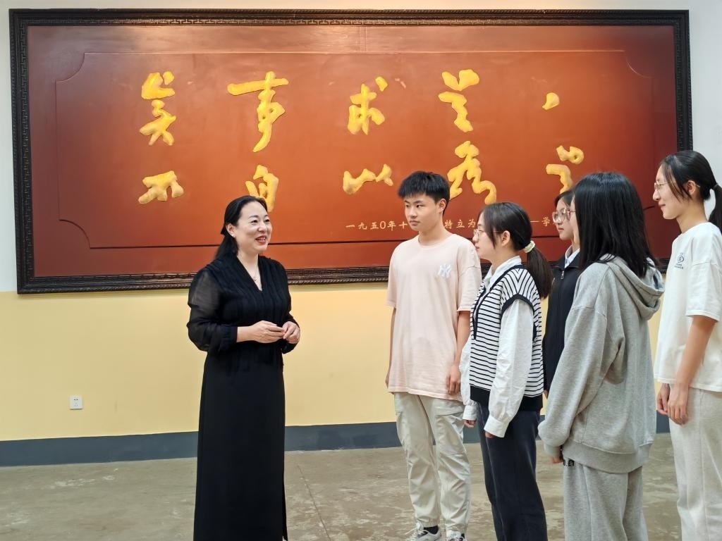 湖南第一師范學(xué)院思政課教師正在為學(xué)生講述紅色校史。（受訪者供圖）