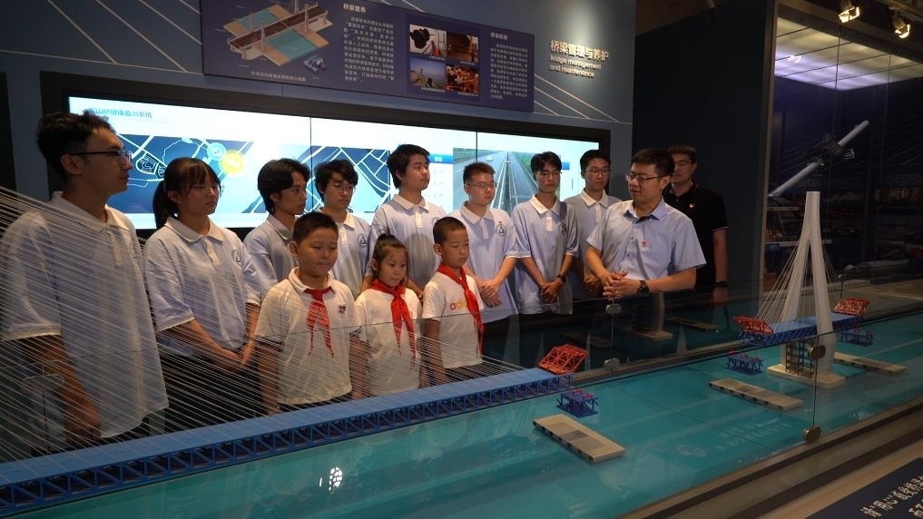 哈爾濱工業(yè)大學(xué)交通學(xué)院教師李順龍?jiān)谥袊?guó)橋梁博物館進(jìn)行課程思政與橋梁科普。新華社發(fā)（張潤(rùn) 攝）