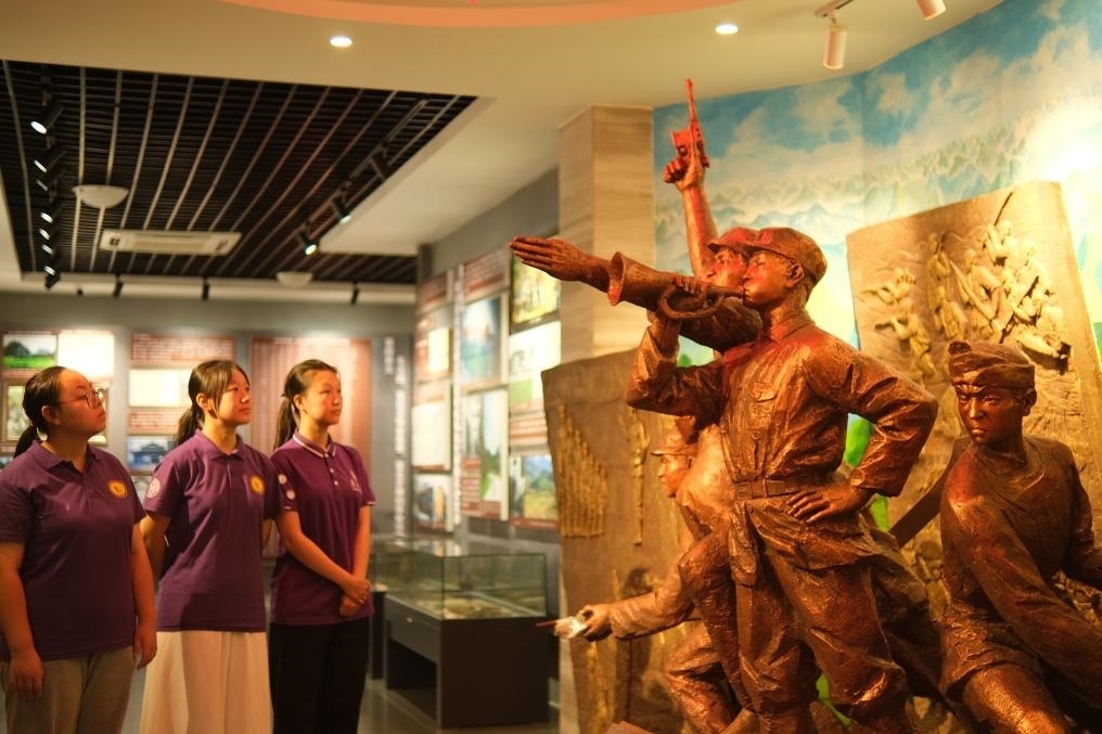 7月26日，南開大學(xué)實(shí)踐隊(duì)在環(huán)江革命陳列館了解毛南族人民在黨的領(lǐng)導(dǎo)下進(jìn)行革命斗爭(zhēng)的歷程。（受訪者供圖）