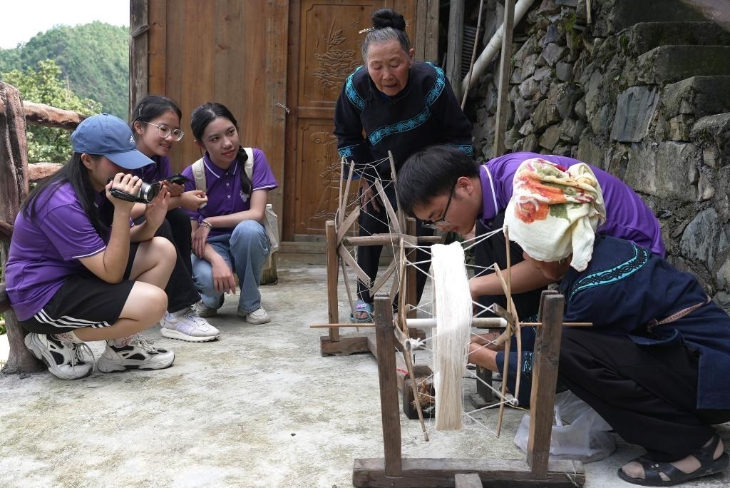南開大學(xué)師生在貴州省雷山縣南猛村了解鄉(xiāng)村振興成就。（受訪者供圖）