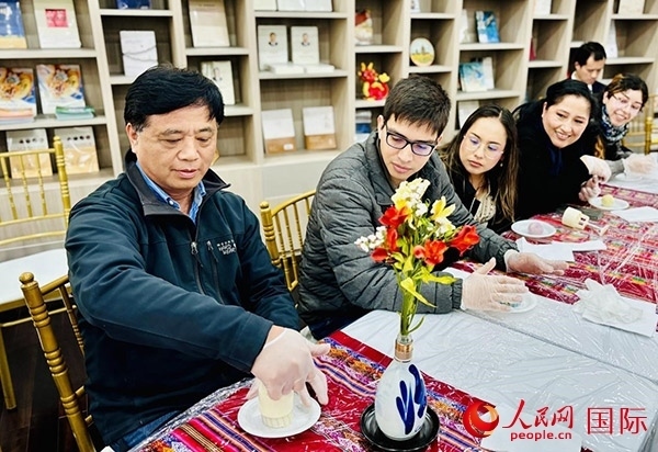 前來參加活動(dòng)的利馬居民共同制作冰皮月餅。人民網(wǎng)記者 宋亦然攝