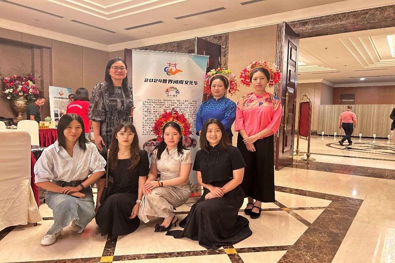 阿拉扎大學(xué)孔子學(xué)院老師和簪花圍傳承人合影。阿拉扎大學(xué)孔子學(xué)院供圖