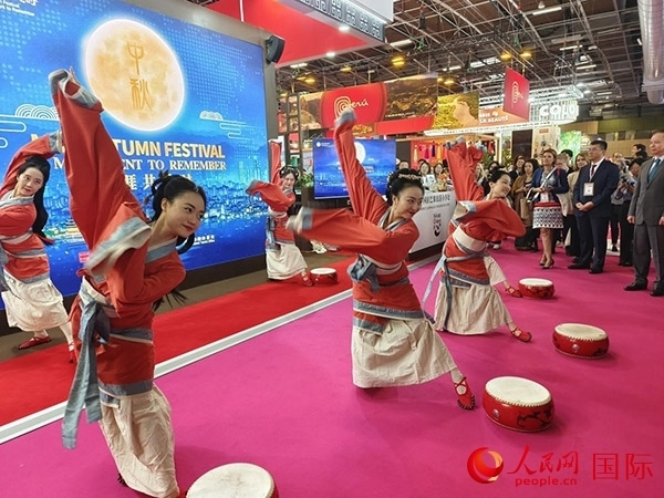 “你好！中國(guó)”展臺(tái)開幕式上的中國(guó)傳統(tǒng)舞蹈表演。人民網(wǎng)記者 尚凱元攝