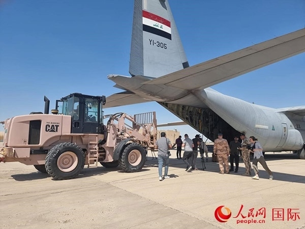 圖為伊拉克正在裝運救援物資。人民網(wǎng) 伊納斯攝