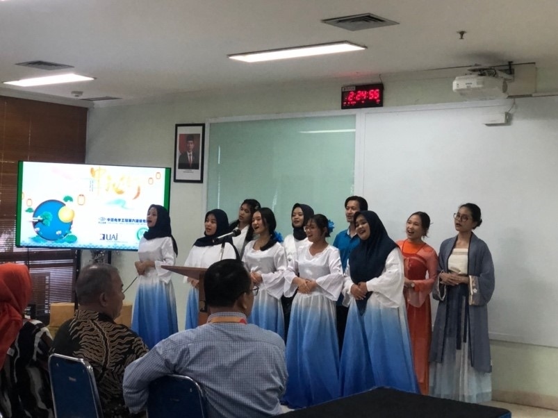 阿拉扎大學中文系學生演唱中文歌曲?；顒又鬓k方供圖