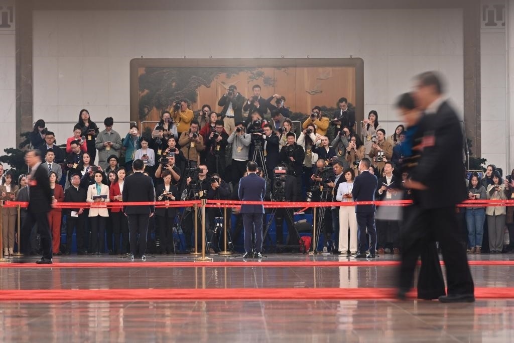 2024年3月10日，全國政協(xié)十四屆二次會議第三場“委員通道”集體采訪活動在北京人民大會堂舉行。新華社記者 宋為偉 攝