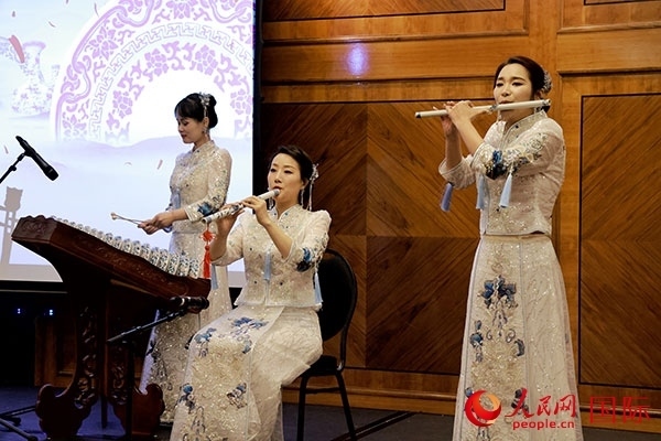 來(lái)自景德鎮(zhèn)的陶瓷音樂(lè)會(huì)在中秋佳節(jié)給英國(guó)倫敦的觀眾帶來(lái)了別樣的文化體驗(yàn)。人民網(wǎng)記者 邢雪攝