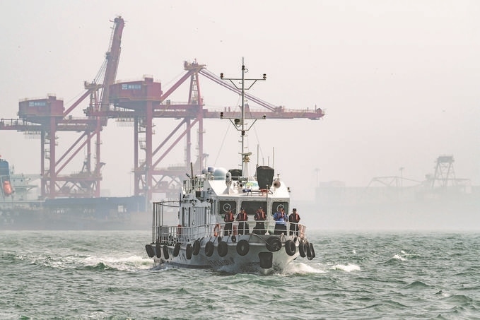 ?7月5日，秦皇島出入境邊防檢查站聯(lián)合秦皇島市公安局水陸巡特警支隊開展海上聯(lián)合巡航。陳凈萱攝