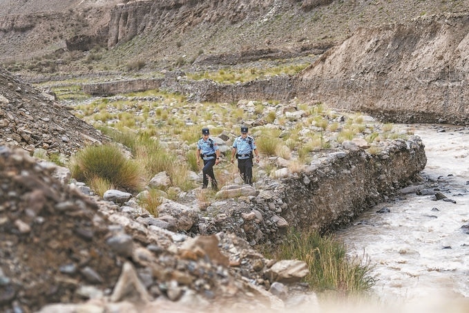 7月19日，新疆邊檢總站克州邊境管理支隊康蘇邊境檢查站民警輔警來到轄區(qū)烏恰縣康蘇水庫開展巡邏。明懿攝
