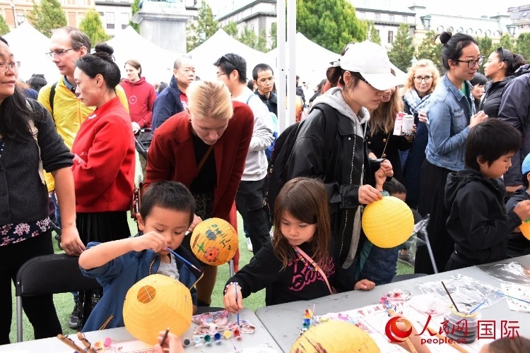 小朋友參加燈籠繪畫體驗(yàn)。人民網(wǎng)記者 殷淼攝