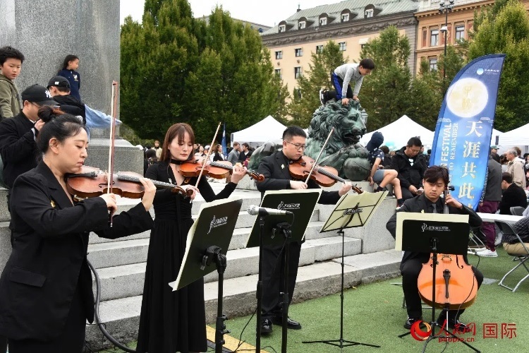 上海愛樂樂團(tuán)“快閃”活動(dòng)一瞥。人民網(wǎng)記者 殷淼攝