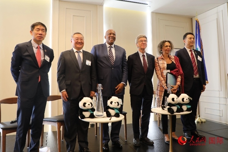 萊索托國(guó)王萊齊耶三世、中國(guó)常駐聯(lián)合國(guó)代表傅聰?shù)燃钨e出席活動(dòng)。人民網(wǎng)記者 李志偉攝