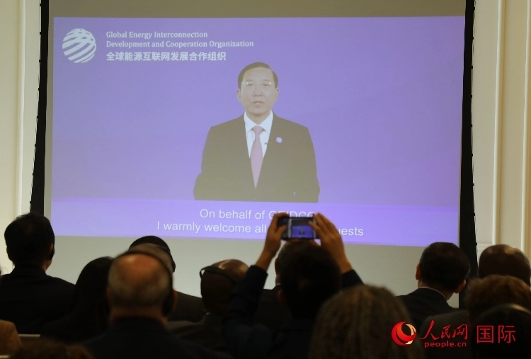 全球能源互聯(lián)網(wǎng)發(fā)展合作組織主席、中國(guó)電力企業(yè)聯(lián)合會(huì)理事長(zhǎng)辛保安通過視頻方式致辭。人民網(wǎng)記者 李志偉攝