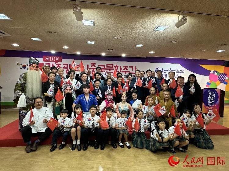 中韓雙方嘉賓和演員在中國文化周開幕式上合影留念。人民網(wǎng)記者 莽九晨攝