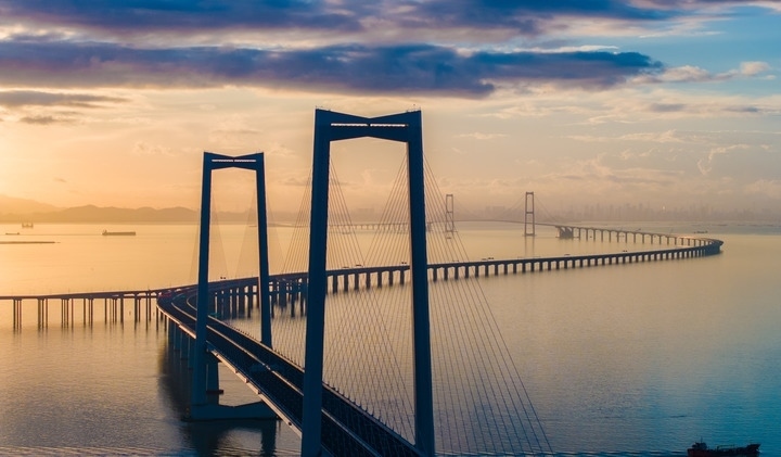 2024年6月27日，沐浴在晨曦中的深中通道（無人機照片）。新華社記者毛思倩 攝