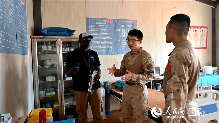 圖4 介紹醫(yī)療設(shè)施。孫千攝