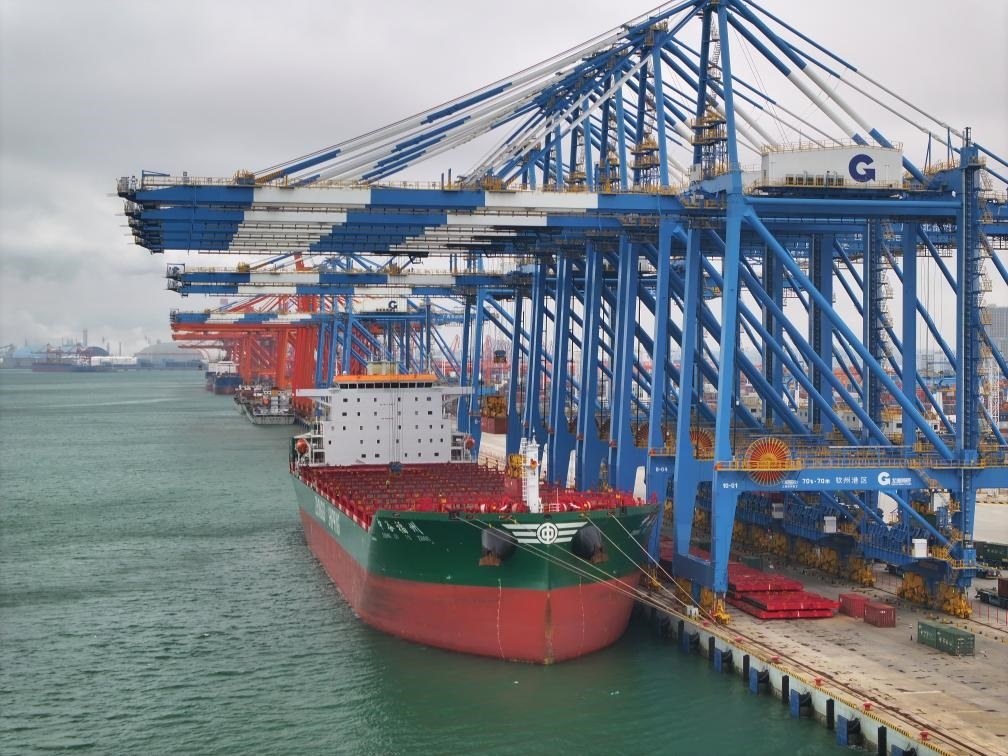 2月23日拍攝的廣西北部灣港欽州港區(qū)的碼頭堆場（無人機照片）。新華社記者 周華 攝