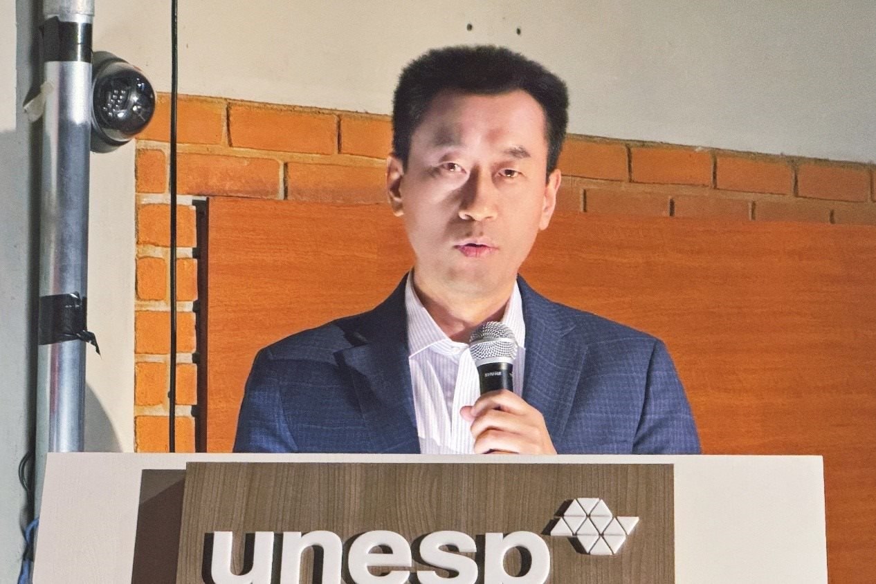 中國駐圣保羅總領(lǐng)事館副總領(lǐng)事田玉震在活動(dòng)中致辭。圣保羅州立大學(xué)孔子學(xué)院供圖