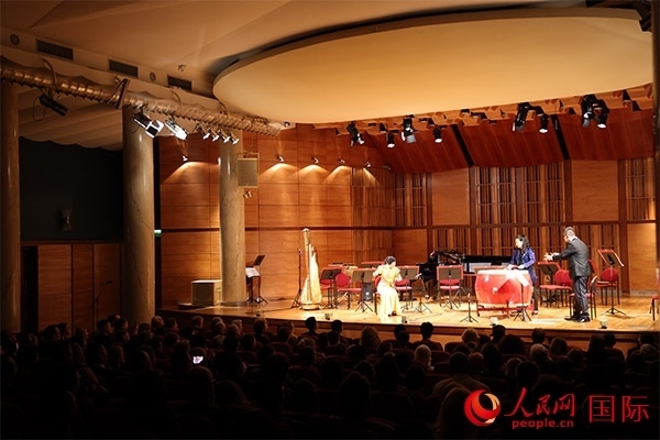 中國歌劇舞劇院的音樂家表演京劇曲牌《夜深沉》。人民網(wǎng)記者 禹麗敏攝