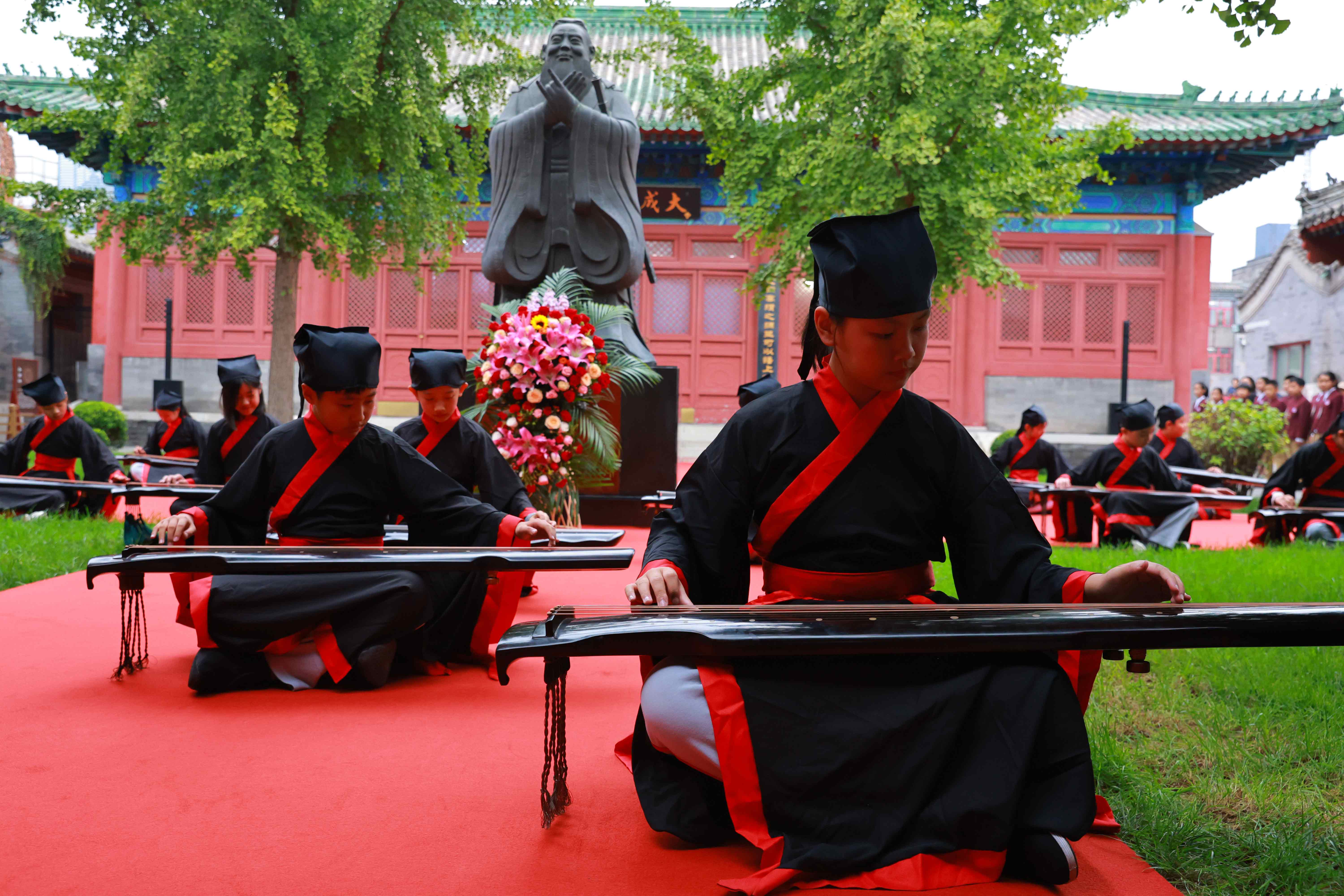 古琴表演《至圣先師孔子歌》。校方供圖