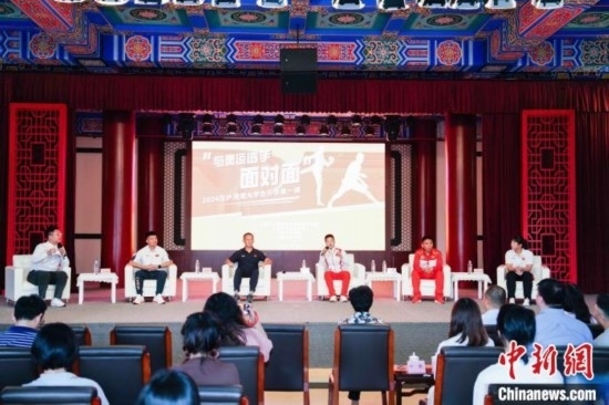 吳愉、王德新、沈?qū)W軍、江海東、朱曉蕾與在座同學(xué)們分享個(gè)人的體育故事與成長感悟。上海市港澳辦供圖